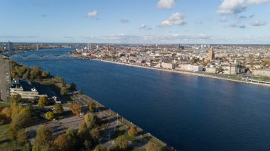 Riga Letonya Daugava Nehri Zakusala Island hava dron Üstten Görünüm
