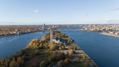 Riga Letonya Daugava Nehri Zakusala Island hava dron Üstten Görünüm