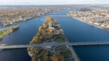 Nehir Daugava araçlarda Riga Letonya Hava dron üstten görünüm köprü