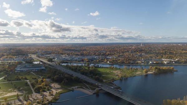 Riga Letonya Daugava Nehri Zakusala Island hava dron Üstten Görünüm
