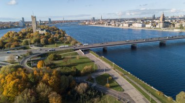 Nehir Daugava araçlarda Riga Letonya Hava dron üstten görünüm köprü