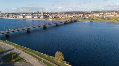 Riga Letonya Daugava Nehri Zakusala Island hava dron Üstten Görünüm