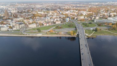 Nehir Daugava araçlarda Riga Letonya Hava dron üstten görünüm köprü