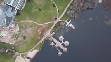 Göl Litvanya Hava dron üstten görünüm 4k Uhd videoda sonbahar otel 