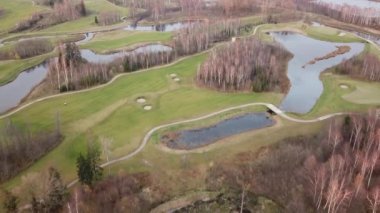 Göl kıyısı Litvanya Hava dron üstten görünüm 4k Uhd video sonbahar golf sahasında 
