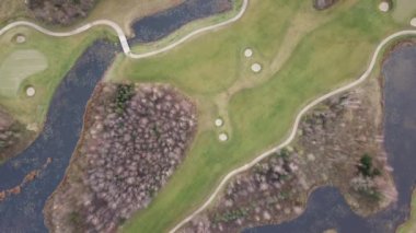 Göl kıyısı Litvanya Hava dron üstten görünüm 4k Uhd video sonbahar golf sahasında 