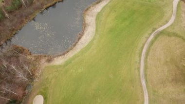 Göl kıyısı Litvanya Hava dron üstten görünüm 4k Uhd video sonbahar golf sahasında 