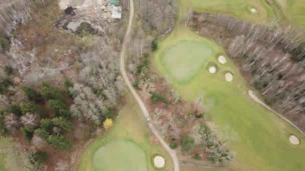 automne terrain de golf sur la rive du lac Lituanie Vue aérienne du drone 4K UHD vidéo  