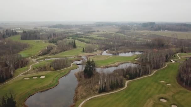 秋季高尔夫球场在湖岸立陶宛空中无人机俯视图 Uhd — 图库视频影像