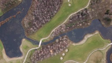 Göl kıyısı Litvanya Hava dron üstten görünüm 4k Uhd video sonbahar golf sahasında 