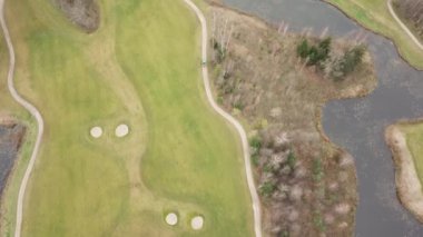 Göl kıyısı Litvanya Hava dron üstten görünüm 4k Uhd video sonbahar golf sahasında 