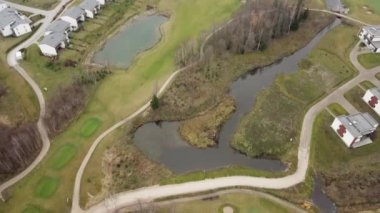 Göl kıyısı Litvanya Hava dron üstten görünüm 4k Uhd video sonbahar golf sahasında 
