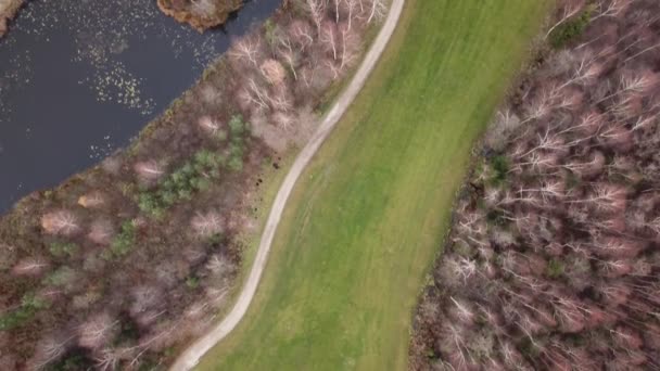 秋季高尔夫球场在湖岸立陶宛空中无人机俯视图 Uhd — 图库视频影像