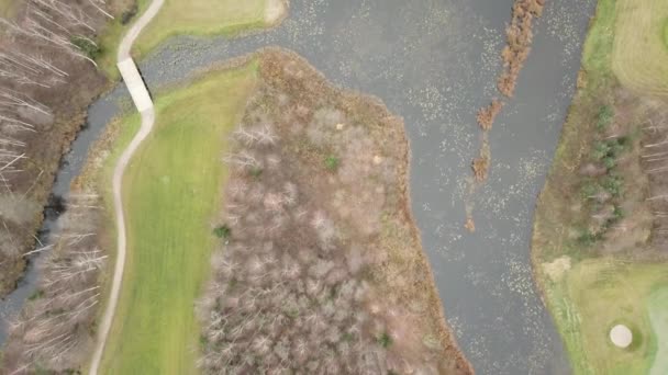 Jesienne Polu Golfowym Brzegu Jeziora Litwy Antenowe Drone Widok Góry — Wideo stockowe