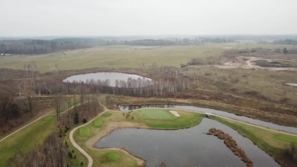 湖畔リトアニア空中ドローン平面図 Uhd ビデオで秋のゴルフ場 — ストック動画