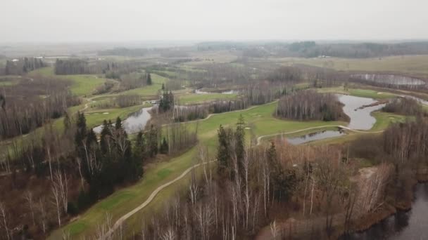湖畔リトアニア空中ドローン平面図 Uhd ビデオで秋のゴルフ場 — ストック動画