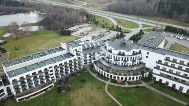 sonbahar golf sahasında göl kıyısı Litvanya Hava dron Üstten Görünüm