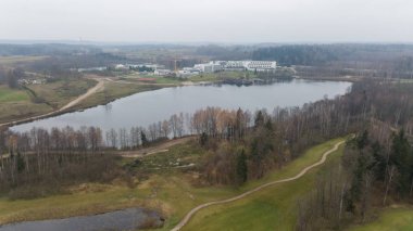 sonbahar golf sahasında göl kıyısı Litvanya Hava dron Üstten Görünüm