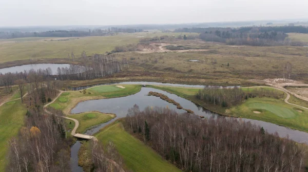秋季高尔夫球场在湖岸立陶宛空中无人机俯视图 — 图库照片