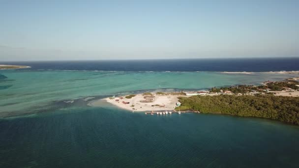 博内尔岛加勒比海风帆冲浪泻湖 Sorobon 空中无人驾驶顶视图 到视频 — 图库视频影像
