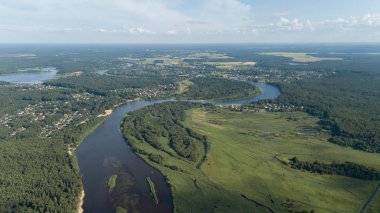 Gauja nehri Letonya Baltık Denizi 'ne dökülüyor.