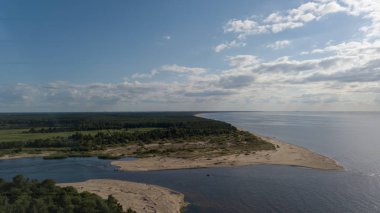 Gauja nehri Letonya Baltık Denizi 'ne dökülüyor.
