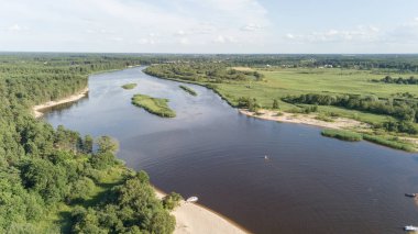 Gauja nehri Letonya Baltık Denizi 'ne dökülüyor.