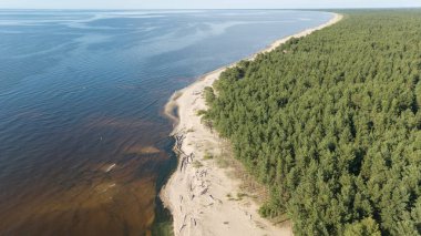 Gauja nehri Letonya Baltık Denizi 'ne dökülüyor.