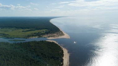 Gauja nehri Letonya Baltık Denizi 'ne dökülüyor.