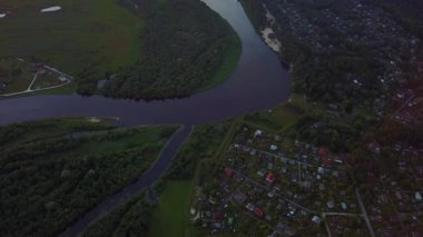 Kırsal Gauja göl alanı dron üstten görünüm 4k Uhd video havadan görünümü