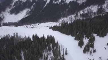 Kayak Merkezi Jasna Slovakya dağ hava dron üstten görünüm 4k