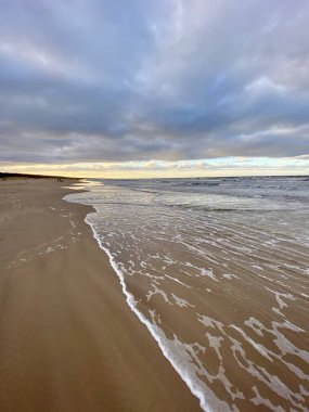 Baltık Denizi sonbahar plajı Bolderaja Riga Letonya