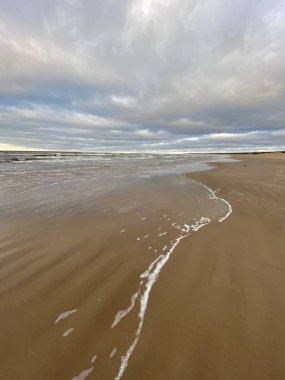 Baltık Denizi sonbahar plajı Bolderaja Riga Letonya