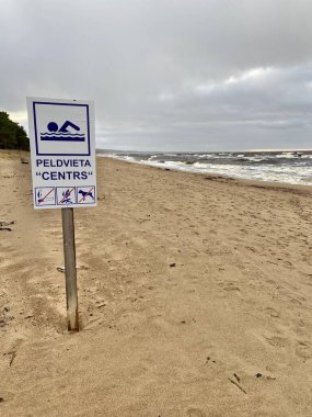 Baltık Denizi sonbahar sahili Saulkrasti Letonya