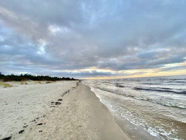 Baltık Denizi sonbahar plajı Bolderaja Riga Letonya 