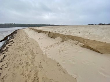 Baltık Denizi sonbahar plajı Bolderaja Riga Letonya 