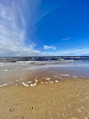 Baltık Denizi ilkbahar sahili plajı Letonya