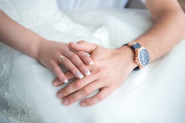 bir arka plan elbise ellerinde yeni evliler