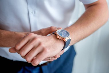 Erkekler el ile bir saat