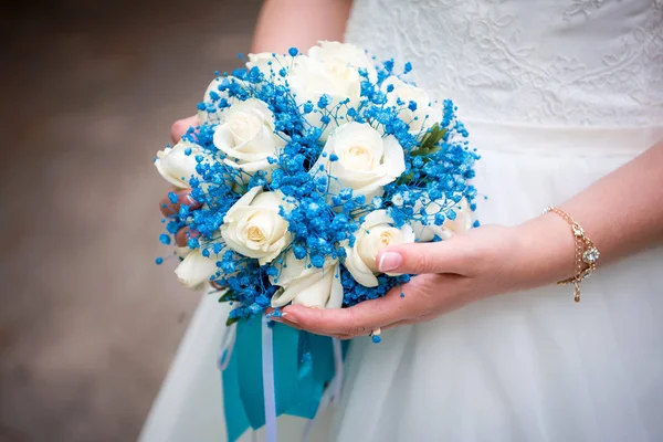 Ruky nevěsty s kyticí modrá — Stock fotografie