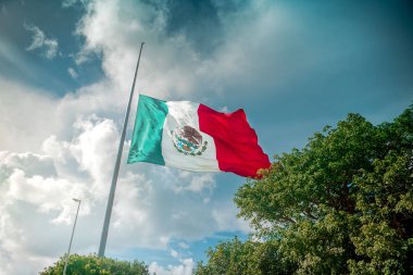 Dev Meksika bayrağı Cancun rüzgarda uçar