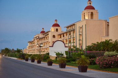 yol boyunca bina sarı