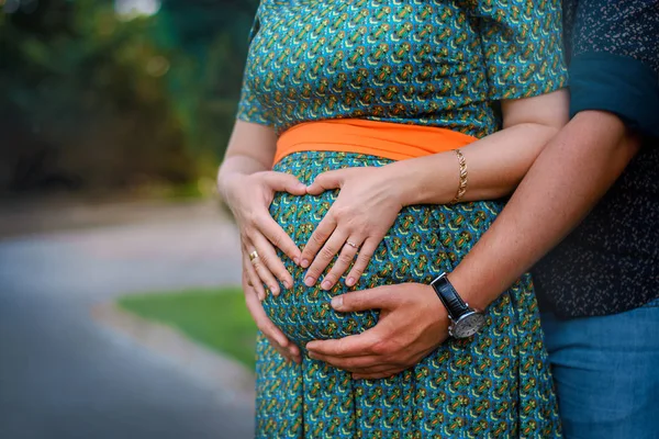 El abdomen de una embarazada —  Fotos de Stock