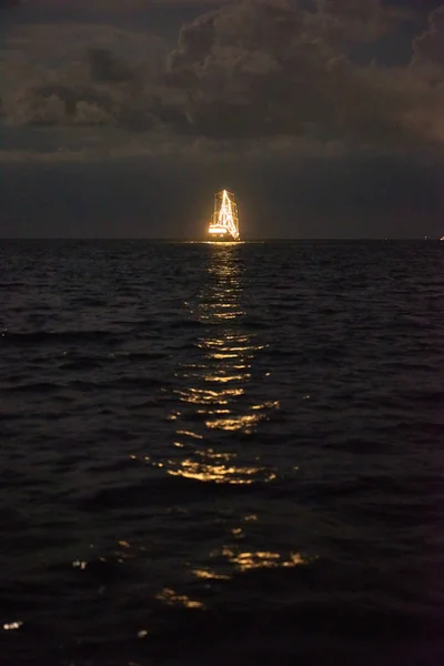 Корабль светится в море — стоковое фото