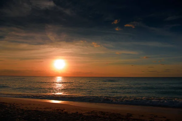 Puesta de sol en el mar Caribe Sol de la mañana . — Foto de Stock
