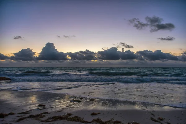 Sonnenuntergang auf dem karibischen Meer Morgensonne. — Stockfoto