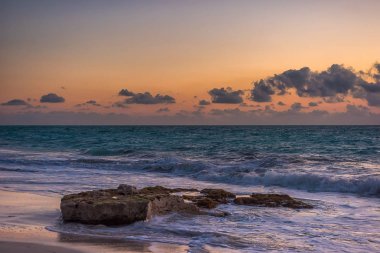 Sunset bulvarında Karayip Denizi sabah güneşi.
