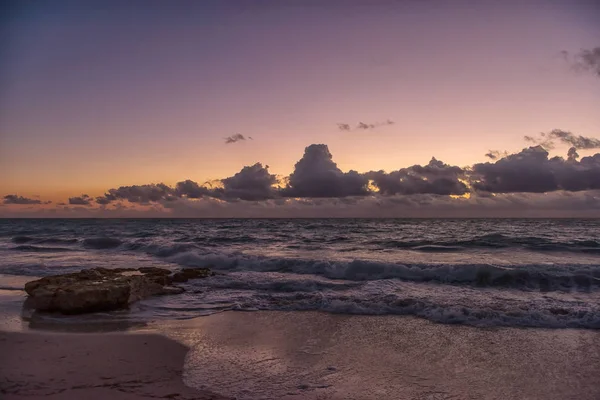 Sonnenuntergang auf dem karibischen Meer Morgensonne. — Stockfoto