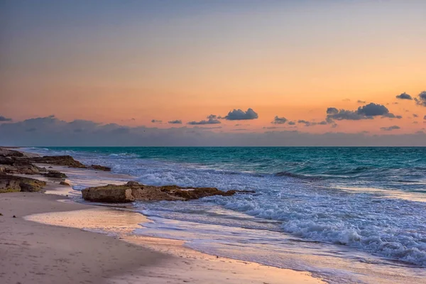 Sonnenuntergang auf dem karibischen Meer Morgensonne. — Stockfoto