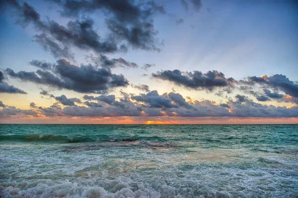 Zachód słońca na Morzu Karaibskim poranne słońce. — Zdjęcie stockowe